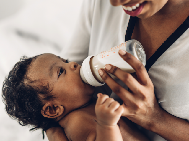 婴儿用奶瓶喝水