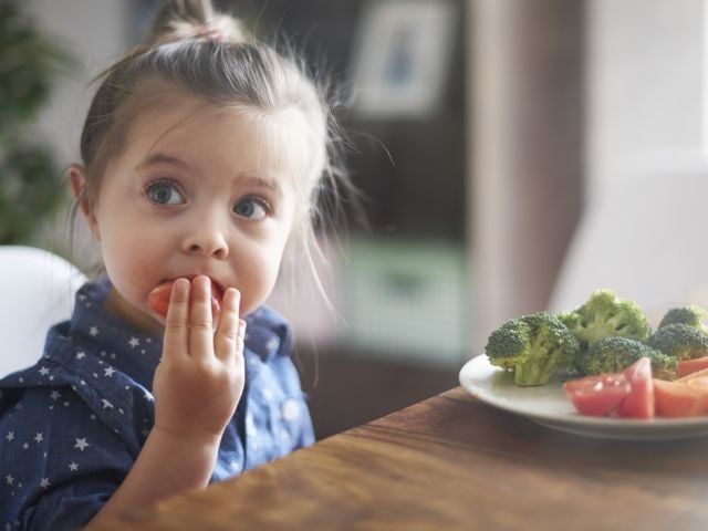 孩子吃brocolli